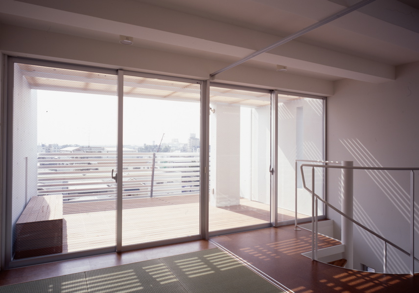 4 in 1 - Concordia Ashiya 4 in 1は、3人のクライアントのために計画されたそれぞれの住宅と店舗、計4件が一体になった小規模集合住宅である。構造の架構方式は、RC造の薄肉の壁、床を重層したカルバート式架構に、平面計画上任意の位置に剪断束の壁を配置して、耐震性能と計画上の自由性を確保すると同時に、隣接を見越し、東西を閉じながら、海と山に向けて南北を全面開口可能にする。外部は、防音壁となるガラススクリーン、屋根、調光の為のルーバー等含め、躯体を保護するよう、1枚の皮膜に包まれた被り物で構成している。<br />(大阪建築コンクール知事賞)